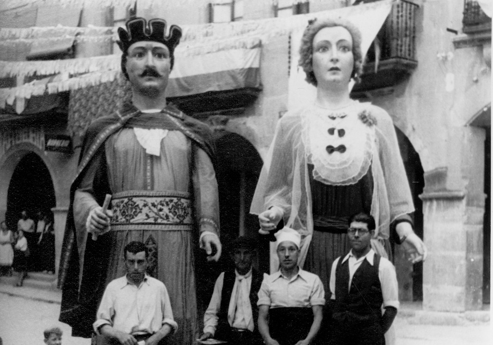Gegants de sant Ignasi amb portadors igualadins. 13 de setembre de 1942. ACAN. Arxiu Fotogràfic Municipal d’Igualada